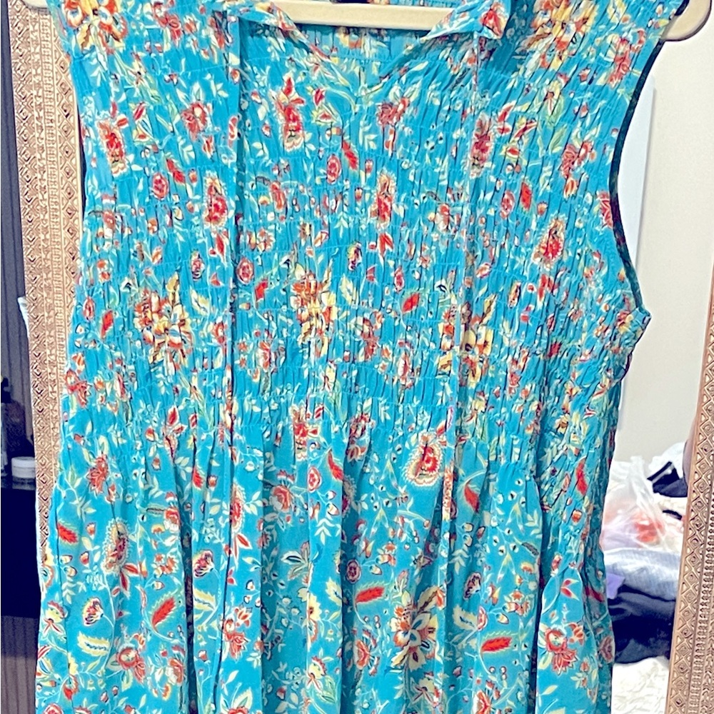 Sleeveless top, baby doll style, light and airy, size M